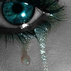 ciamciamciam łza spływa nie dlatego że jest chaos... łza spływa bo pojawia się ktoś kto stara się zapanować nad tym chaosem i go ogarnąćć.. wtedy nic już nie jest takie same